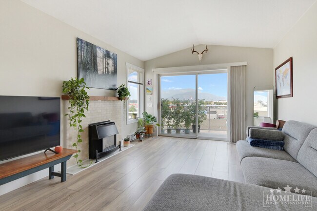 Building Photo - Spacious Top Floor Two Bedroom Condo with Unobstructed Mountain Views