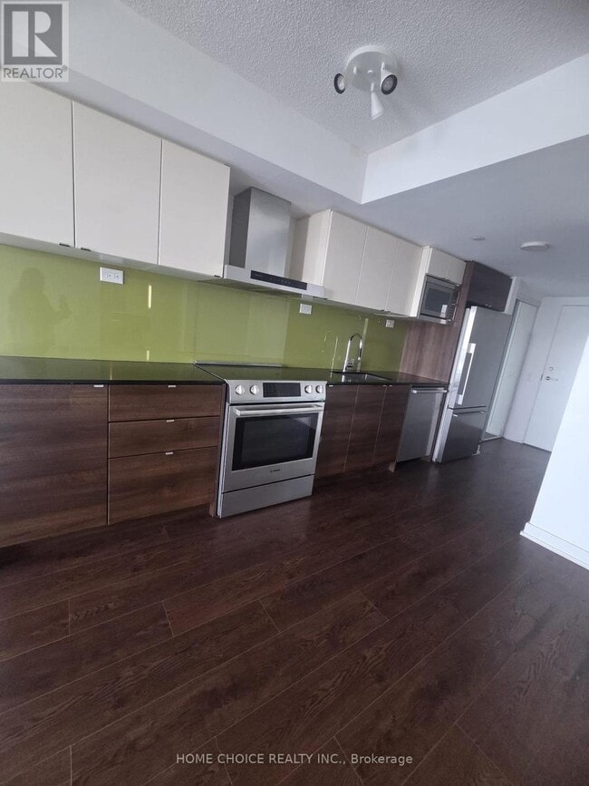 Photo du bâtiment - 72 Esther Shiner Blvd