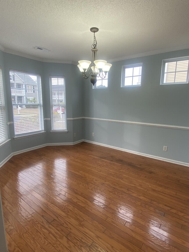 Building Photo - 421 Emerson Dr