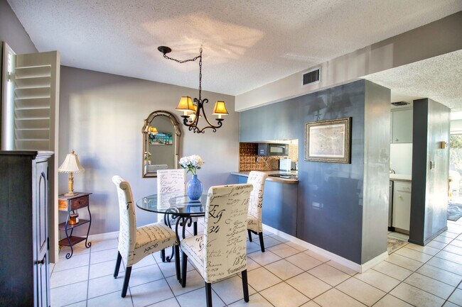 Building Photo - Seasonal Short-Term Townhouse on Venice Is...
