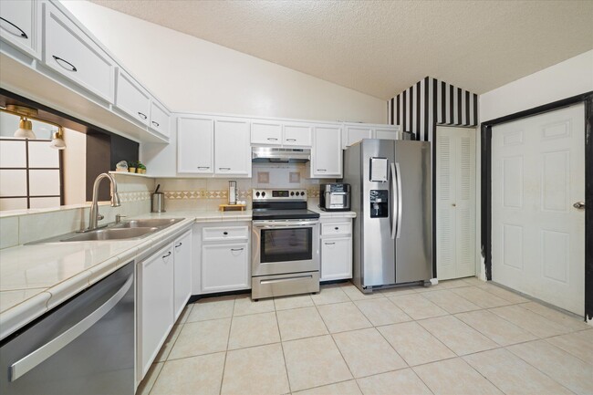 Foto del edificio - 6060 NW 92nd Ave