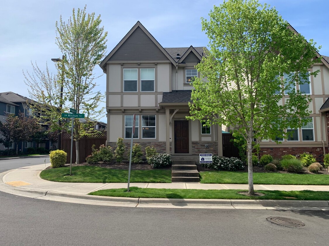 Charming Corner Lot Home | 3BD | 2.5BA | Baseline Woods | Great Location! - Charming Corner Lot Home | 3BD | 2.5BA | Baseline Woods | Great Location!