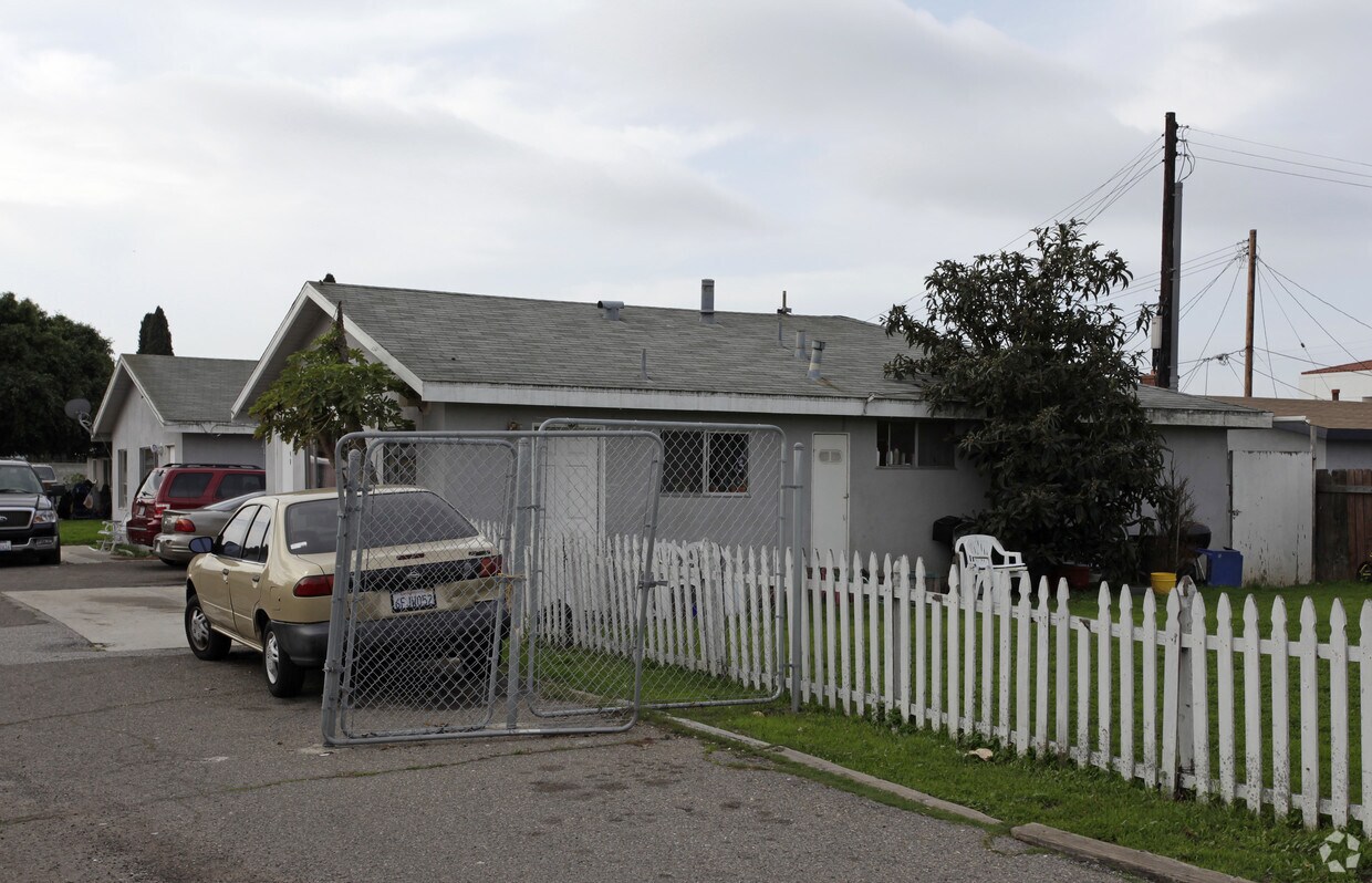 Primary Photo - 631 Victoria St