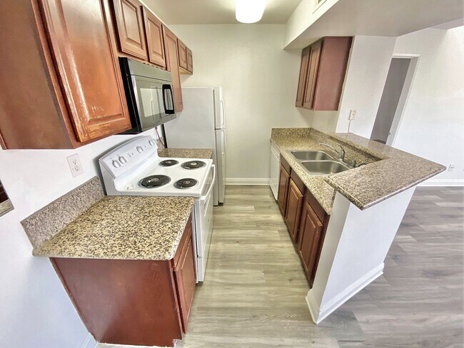 Foto del edificio - CONDOMINIUM IN A GATED COMMUNITY WITH 2 BE...