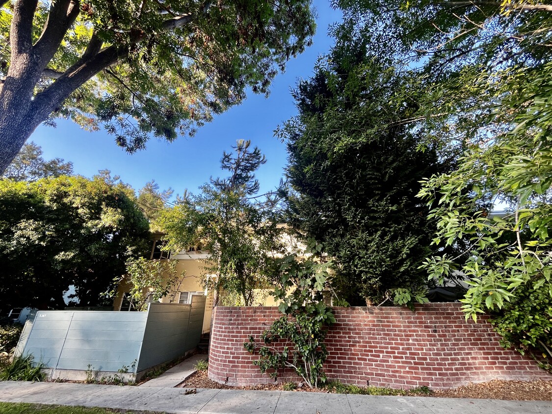 Private patio behind brick wall - 5307 1/2 Village Grn