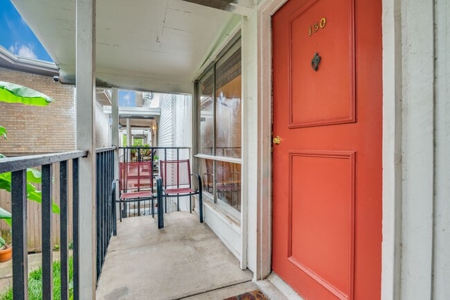 Building Photo - Fully Renovated 2 Bedroom Condo with Priva...