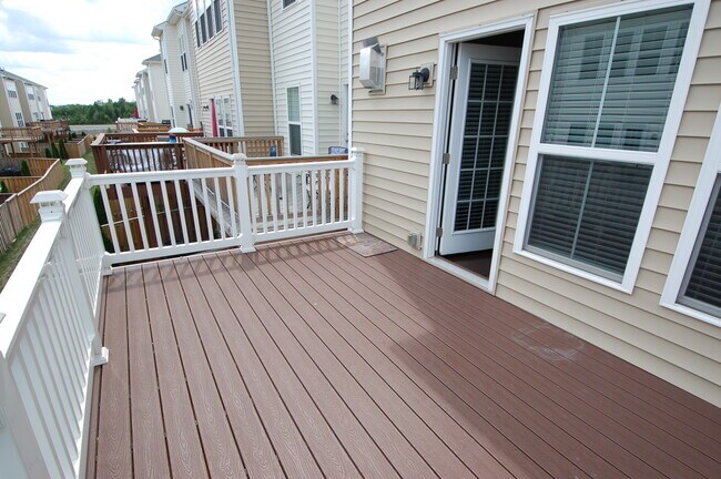Deck with solar lights - 21756 Harroun Terrace