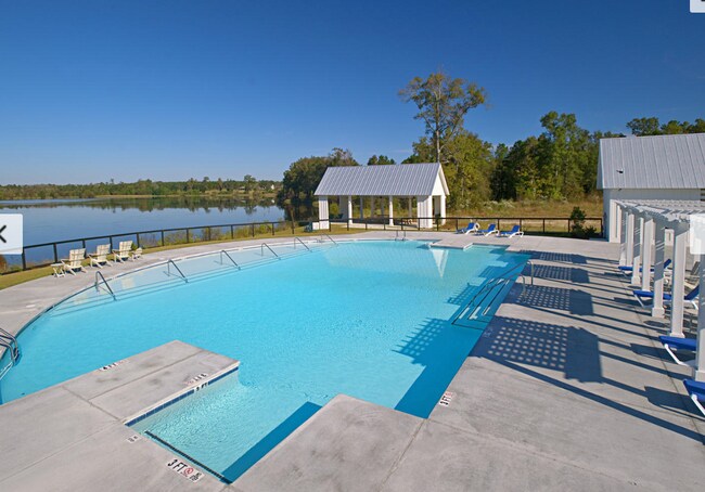 Foto del edificio - 332 Fox Ridge Ln