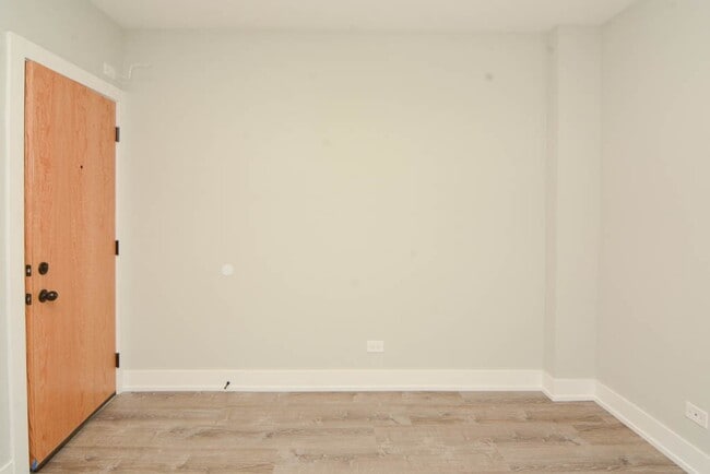 Building Photo - 553 W Belmont Ave