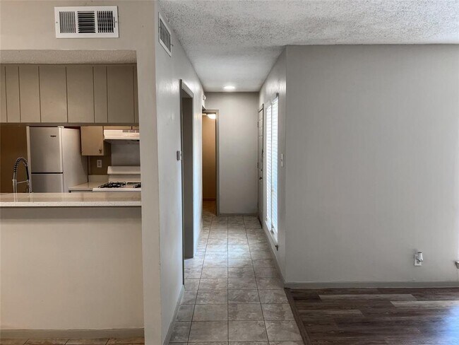 Foto del edificio - 7206 Creekside Dr