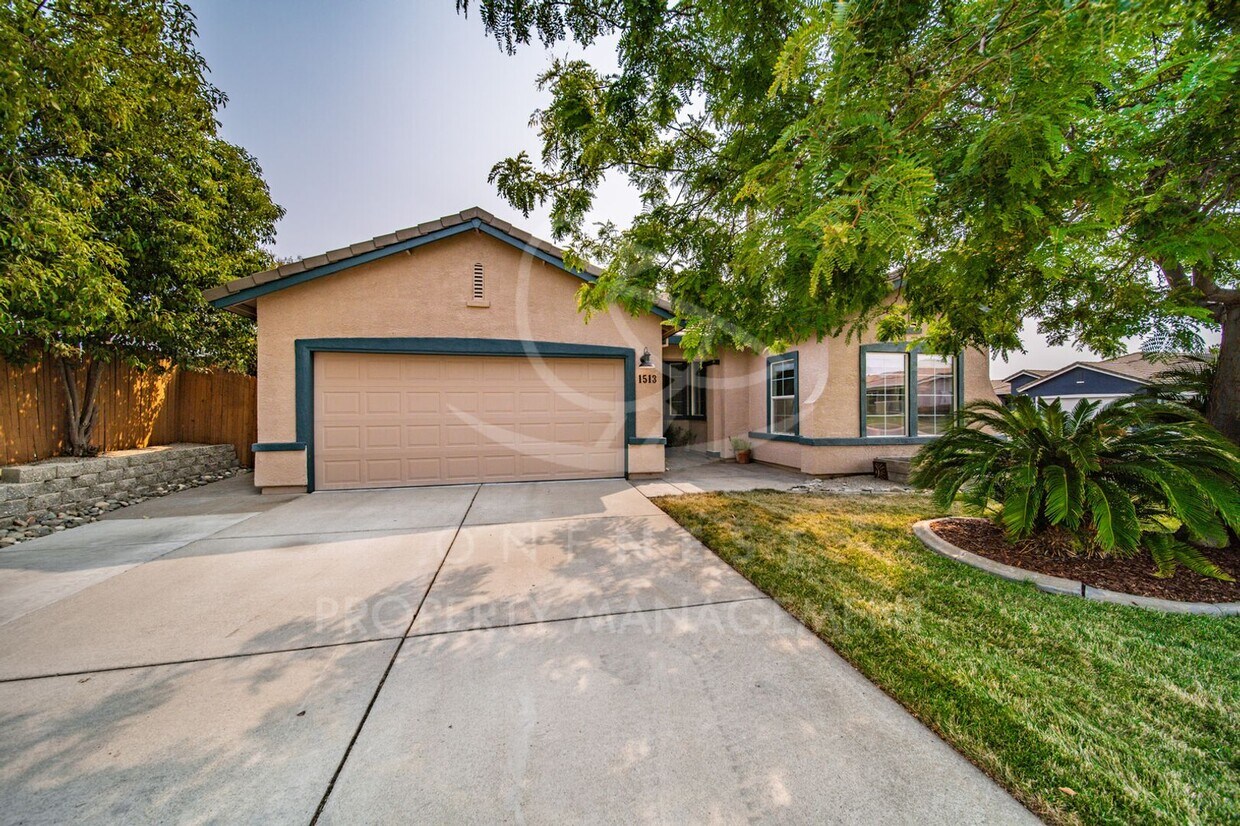 Primary Photo - 3 bd 2 bth West Lincoln, corner lot