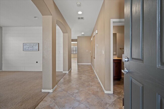 Foto del edificio - Beautiful 4 bedroom home with open floor p...