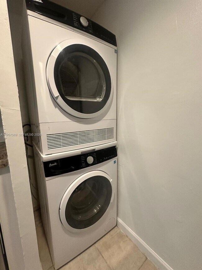 Foto del edificio - 10206 Twin Lakes Dr