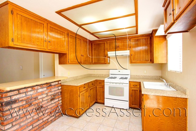 Building Photo - 33078 Adelfa St