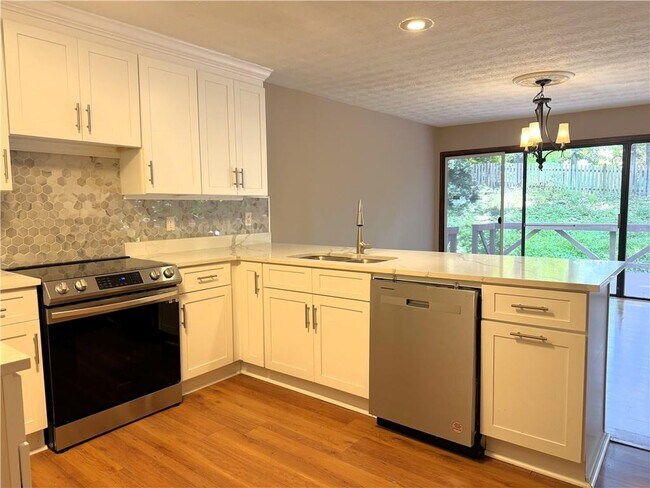 Building Photo - 1302 Colony Dr