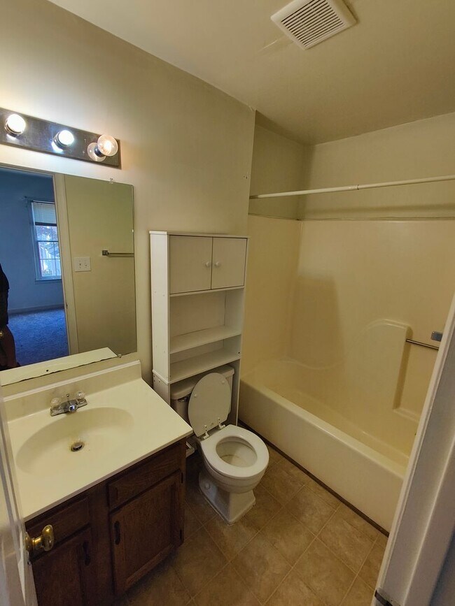 Foto del edificio - 2 BR/ 2.5 BA Two Bedroom Townhouse in the West End.