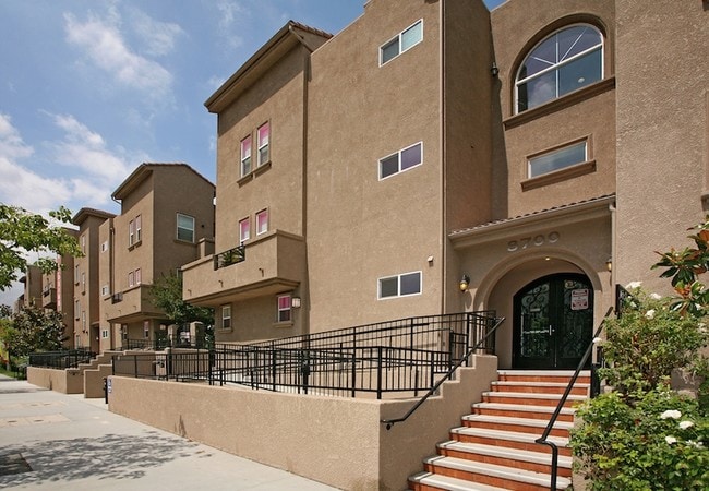 Building Photo - Glenoaks Villas