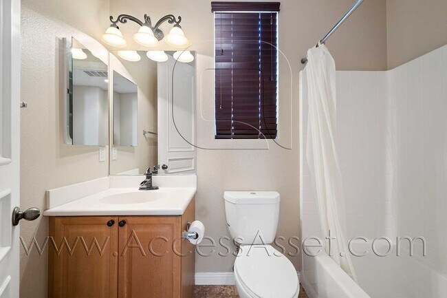 Building Photo - Spacious Two-Story 5 Bed / 4 Bath Home!