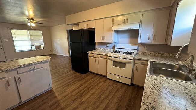 Foto del edificio - 2389 W Dumble St