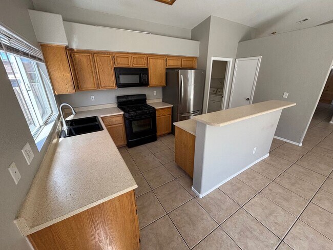 Foto del edificio - Gorgeous 3Bed/2Bath, 1-Story Home w/ Priva...