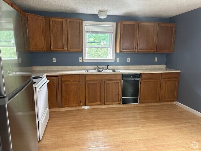 Building Photo - 8 Cornerbrook Cir