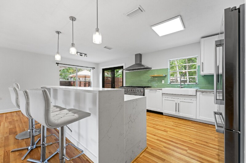 Primary Photo - 3355 SW 22nd St