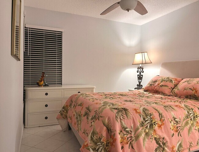 Foto del edificio - 8571 Boca Glades Blvd W