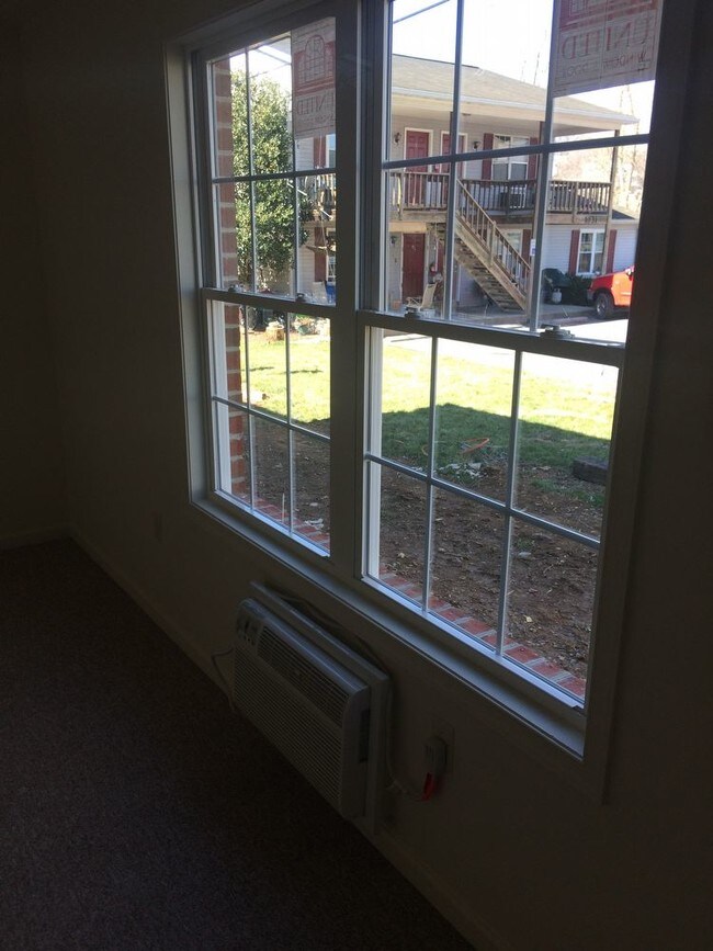 Building Photo - 1027-1A Chicago Ave - Handicapped Accessible