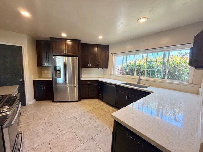 Foto del edificio - Spacious College Area Home with Garage and Backyard!