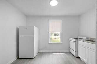 Building Photo - 806 E Emily Ave