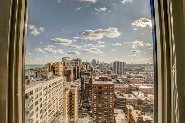 Building Photo - 525 W Hawthorne Pl
