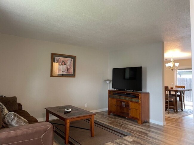 Building Photo - House For Lease