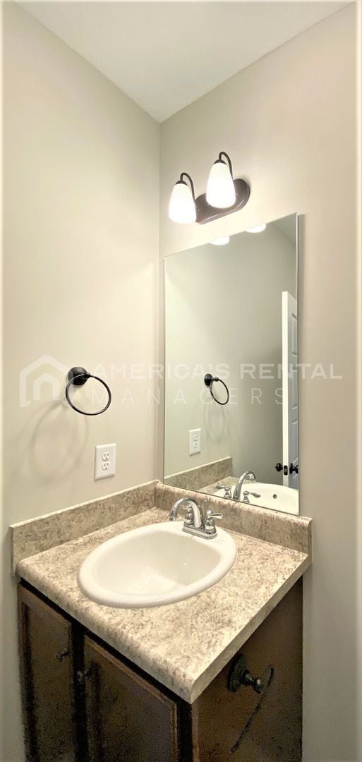 Building Photo - Great Two-Level Home for Rent in Lincoln, ...