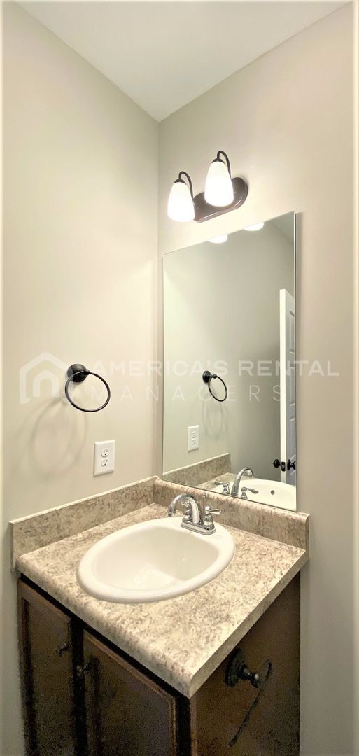 Foto del edificio - Great Two-Level Home for Rent in Lincoln, ...