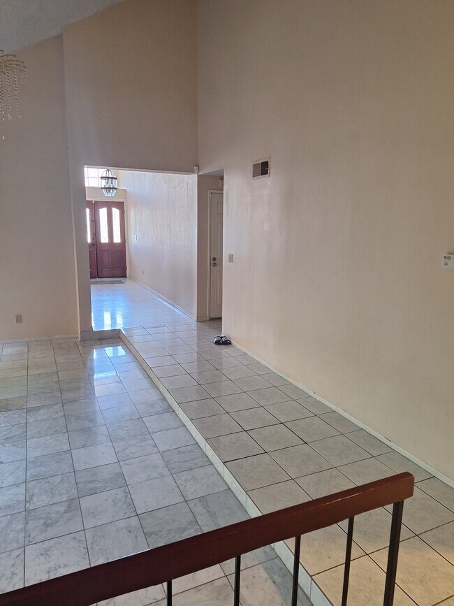 Pasillo de entrada - 14900 Simonds St
