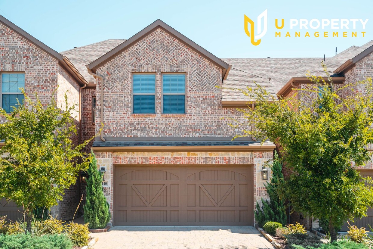 Foto principal - 4 bed and 3.5 bath Townhome in Plano!