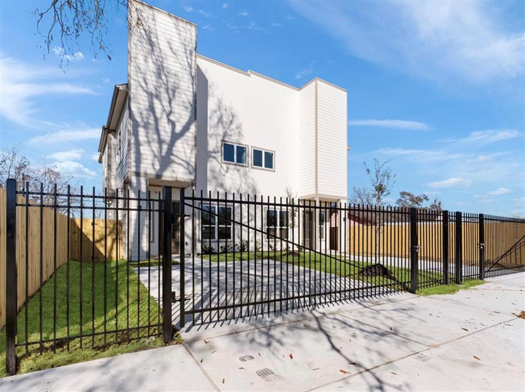 Primary Photo - 5031 Willow Glen Dr
