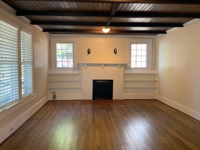 Building Photo - Adorable 2 Bedroom apartment located close to Downtown-1st floor unit
