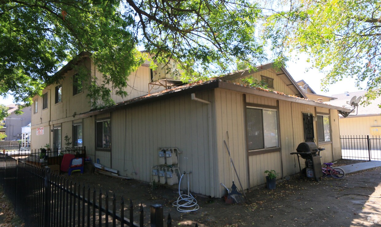 Building Photo - Maple Manor