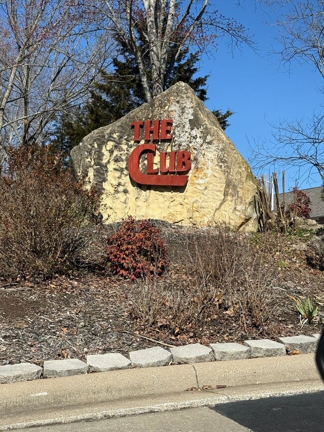 Building Photo - 200 Golf View Dr