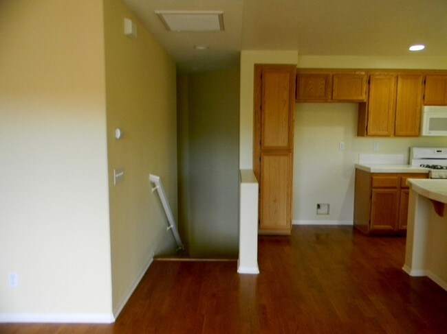 Building Photo - Two story townhome in Eastlake Trails