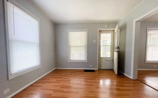 Foto del edificio - 2 bedroom, 1 bathroom House! Available now!