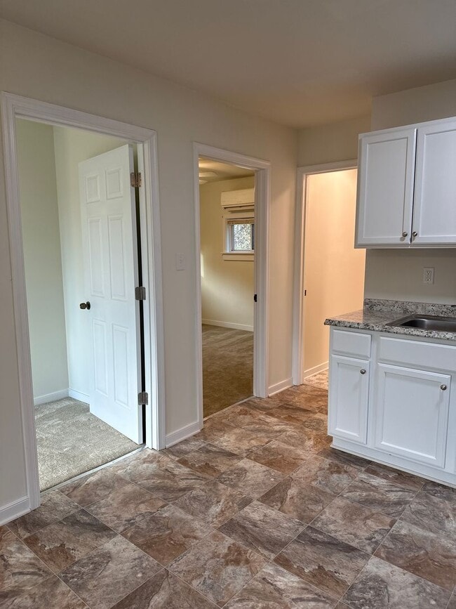 Building Photo - 2 Bedroom 1 Bath cottage with Lake View!