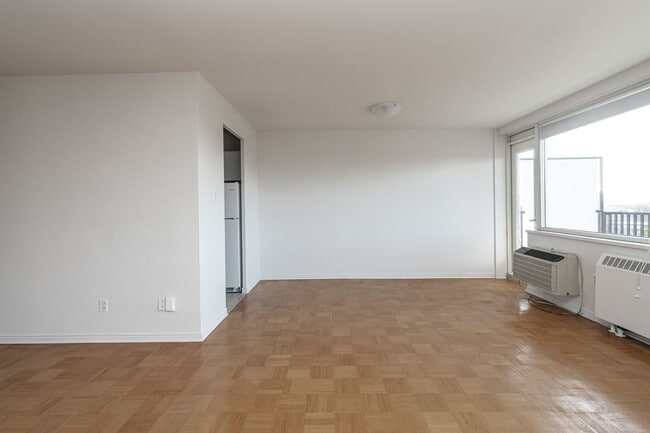 Building Photo - 150 The Donway W