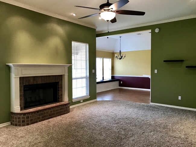 Building Photo - Beautiful home in Golden Meadows