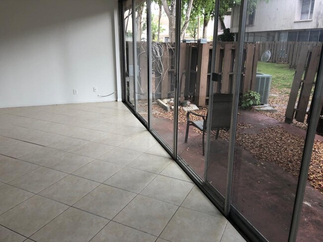 Foto del edificio - 834 NW 82nd Ave