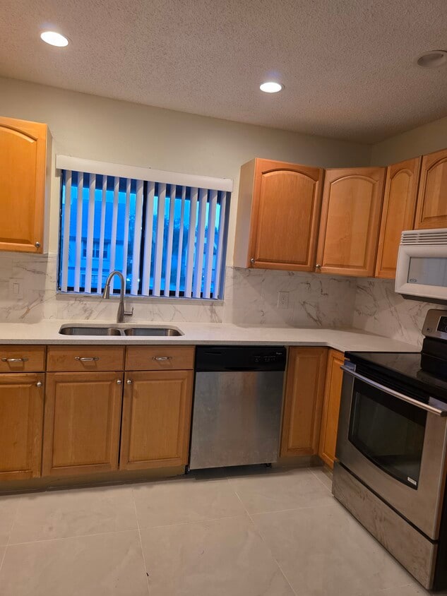 Kitchen - 1611 Cabot Ln