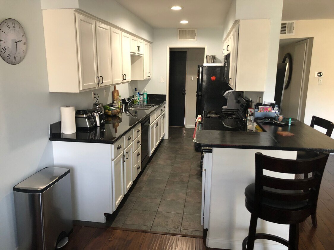 3 Bedroom with soundproof bedroom studio - 5003 Tilden Ave