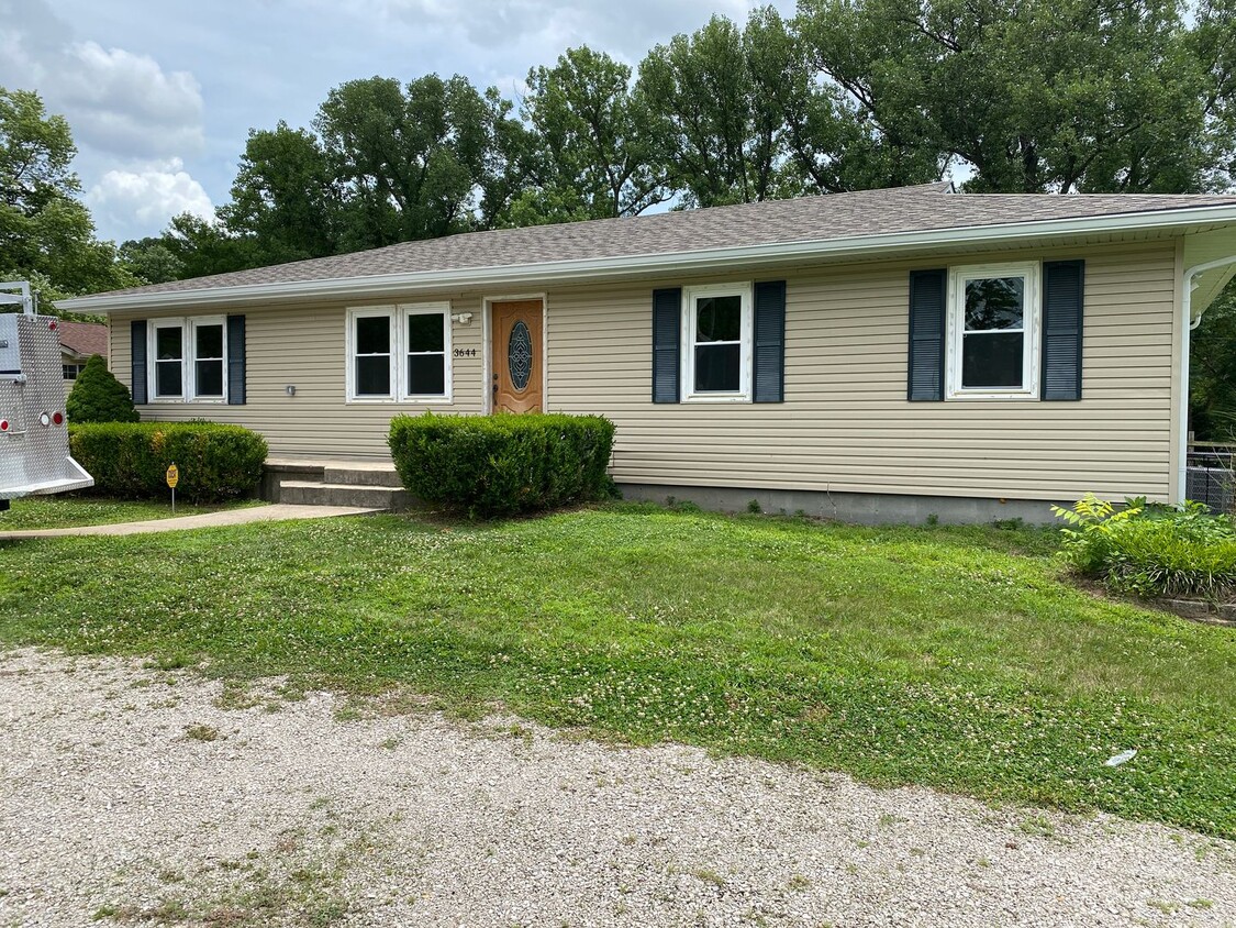 Primary Photo - 4 Bedroom House in Oakville Schools