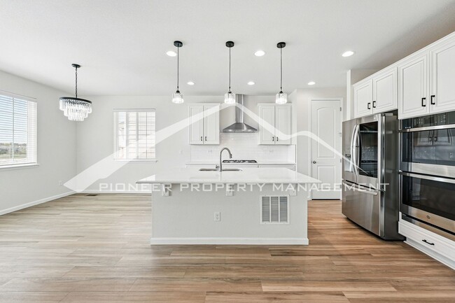 Building Photo - Spacious Home with Washer/Dryer and Centra...